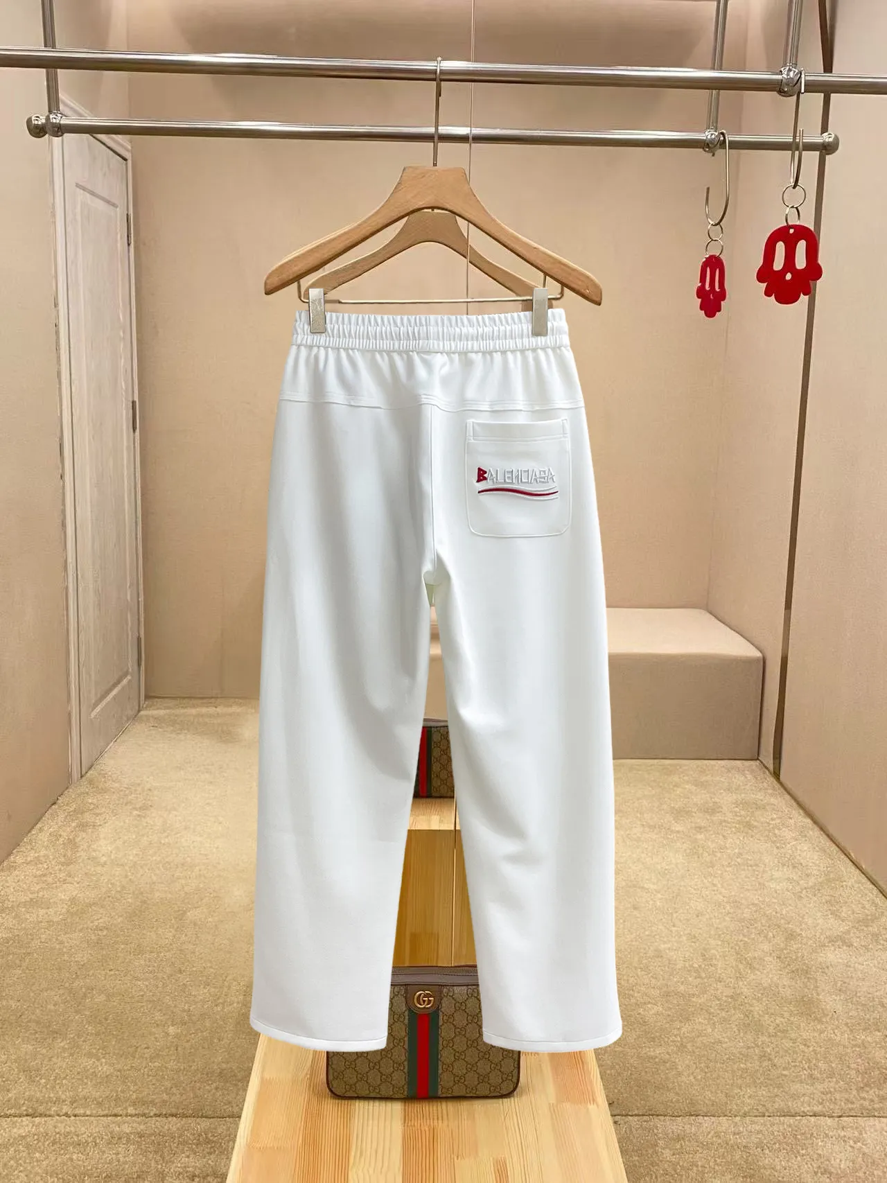 Balenciaga [High Version] 2026 Autumn and Winter latest products, available at counters at the same time, Original product, fashionable casual trousers and casual trousers, using imported original fabrics, top-grade embroidery 🪡 craft letter pattern logo, original hardware accessories decoration, simple yet fashionable, fashionable and handsome upper body, Sizes: M-3XL